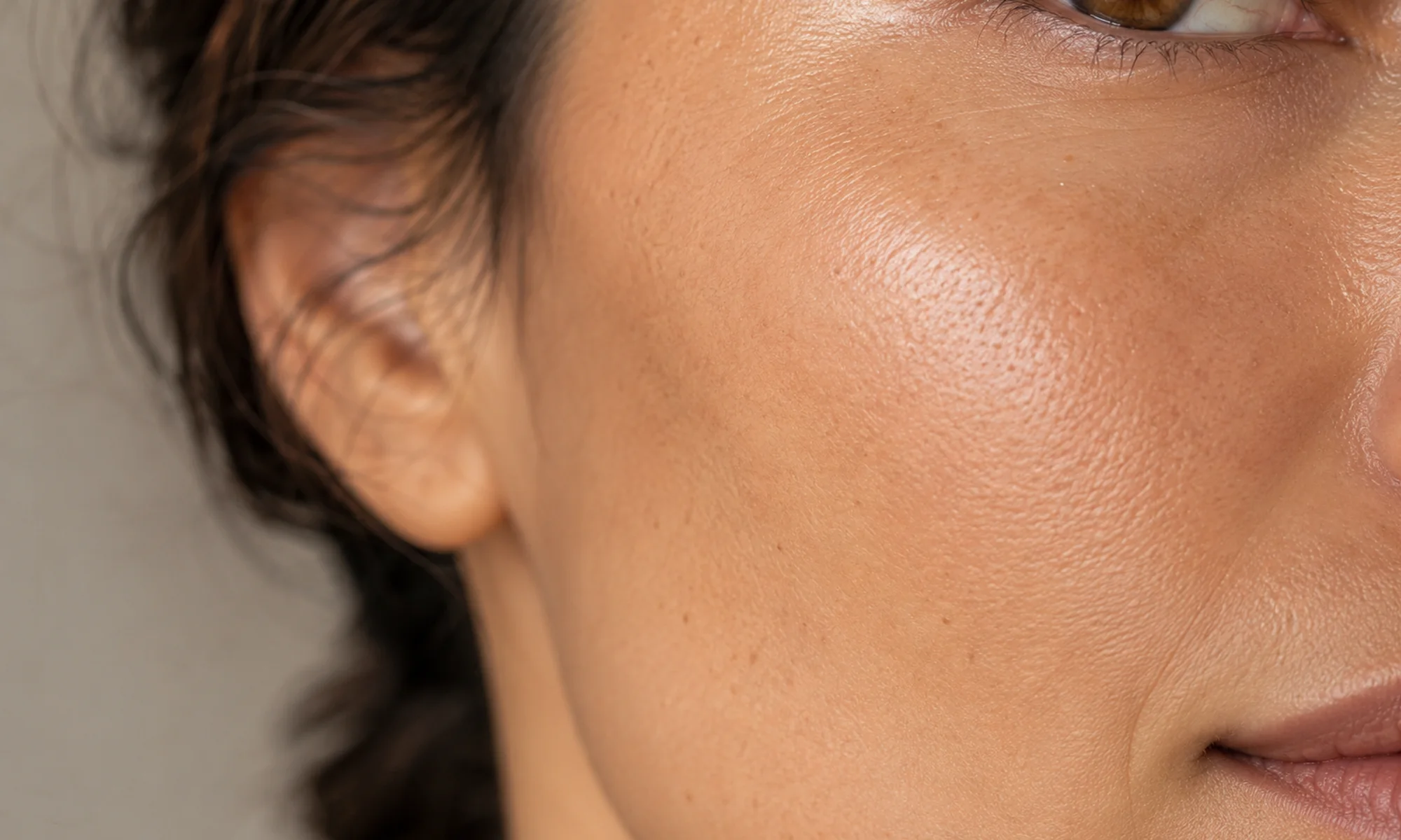 Detalle facial de mejilla para armonización conservadora