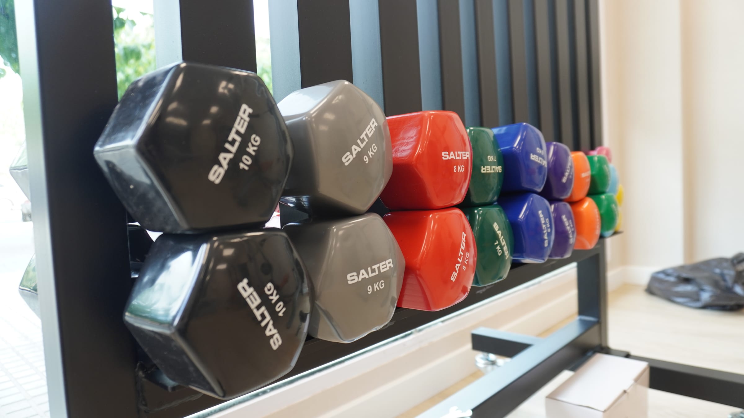 Mancuernas profesionales y material de fuerza en el gimnasio de Riva Medic