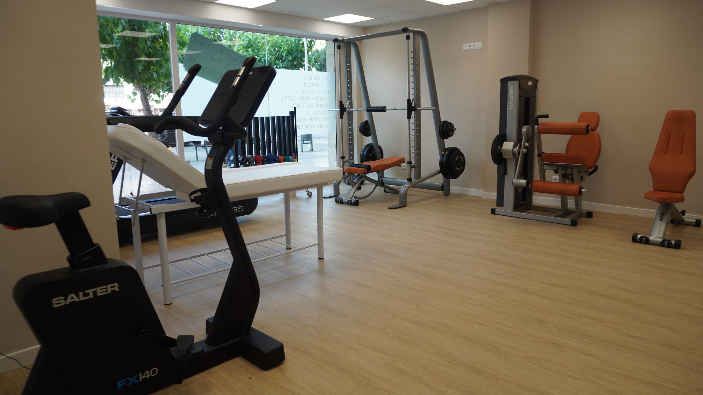 Gimnasio de rehabilitación de Riva Medic con equipamiento para ejercicio terapéutico