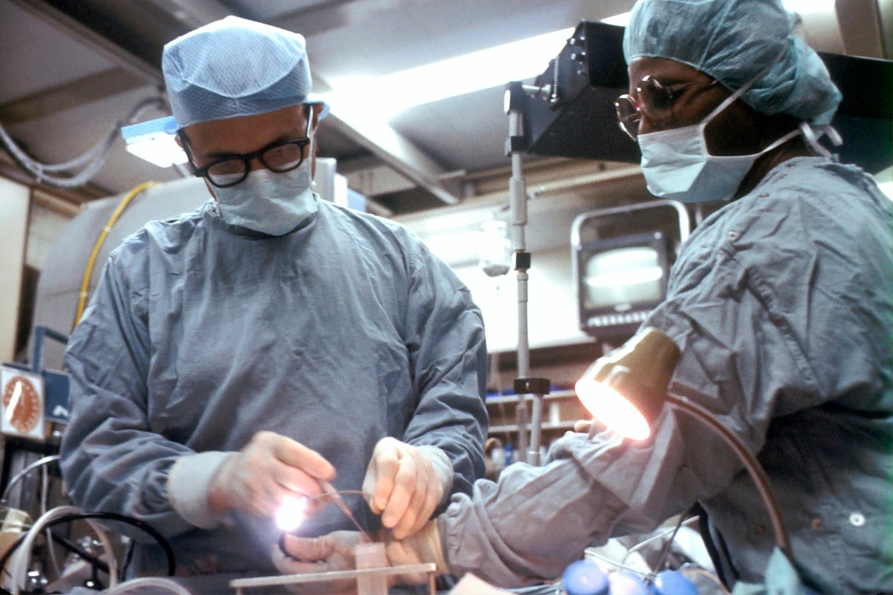 Equipamiento médico especializado en entorno clínico de alta precisión