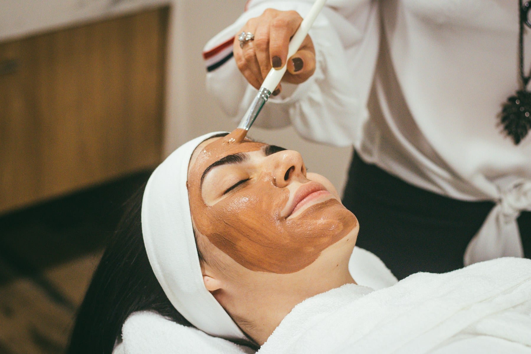 Tratamiento facial con iluminación clínica suave y entorno limpio