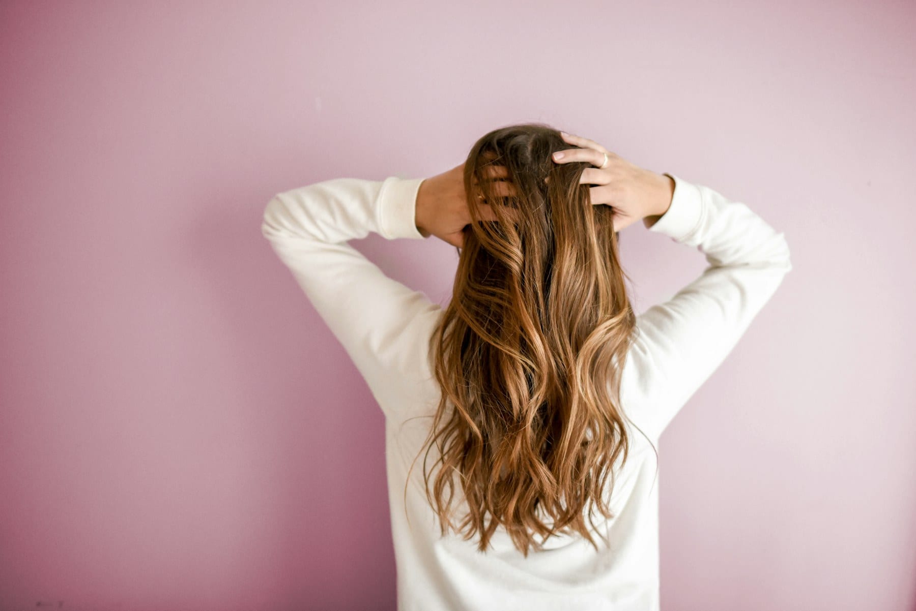 Zona de tratamiento estético facial con iluminación clínica limpia