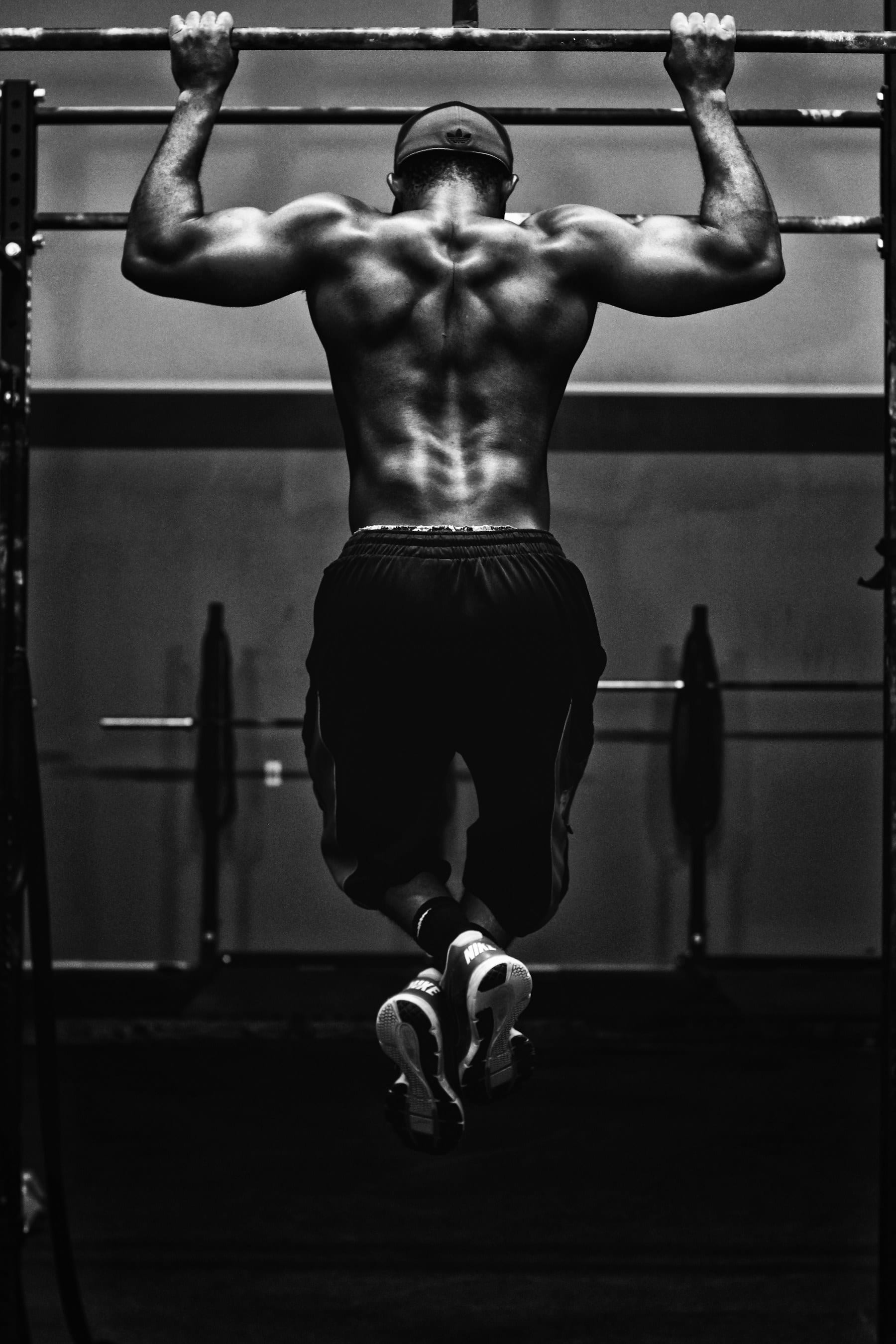 Deportista amateur entrenando para mejorar rendimiento y prevenir lesiones