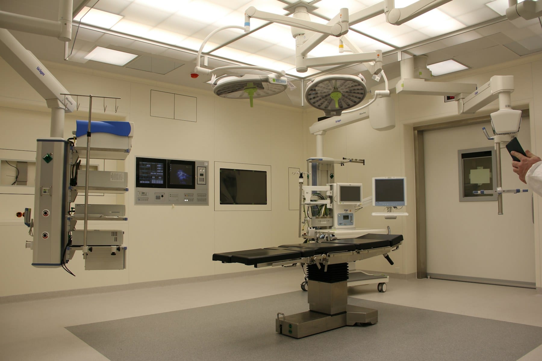 Sala de fisioterapia con camilla individual preparada para una sesión