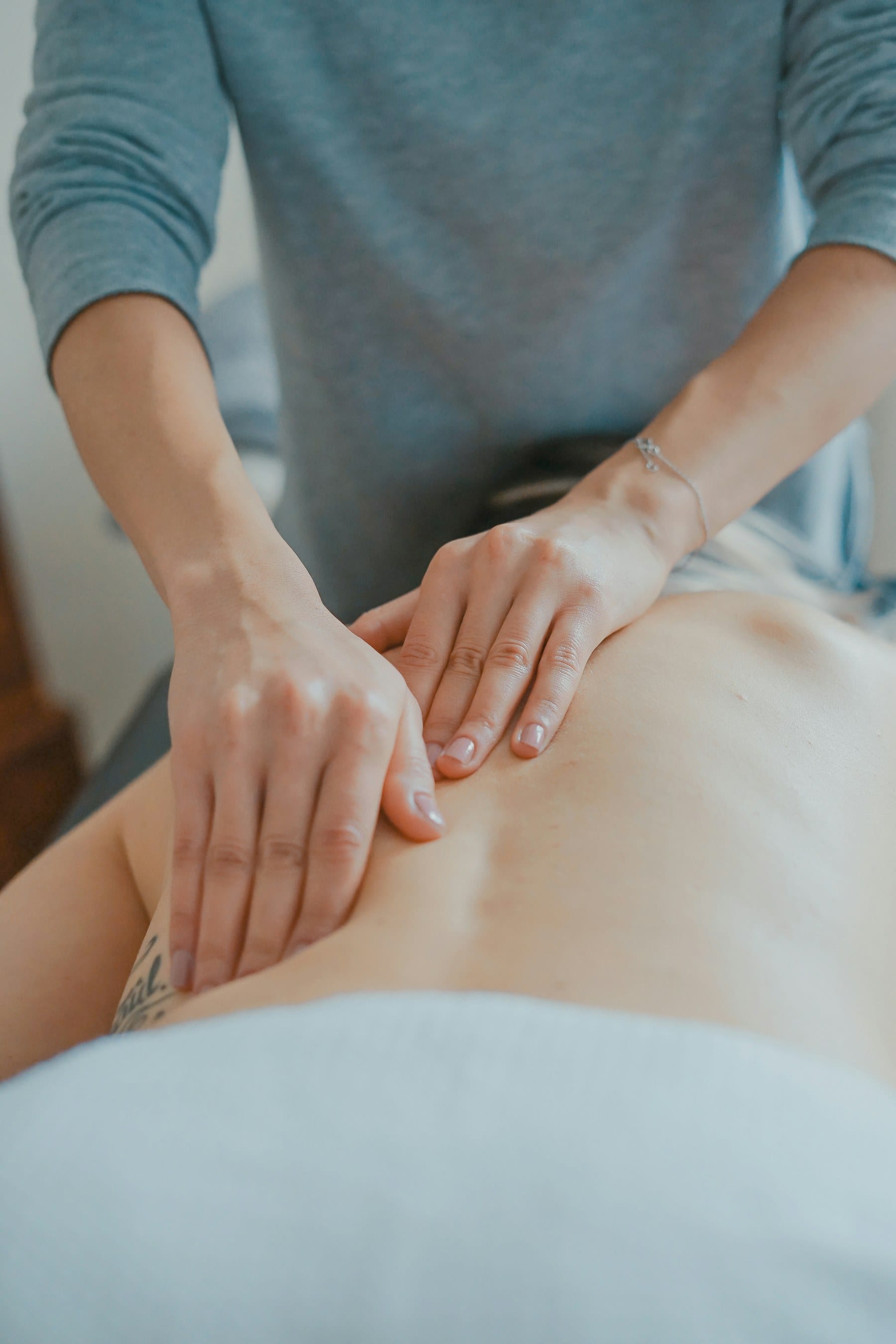 Fisioterapeuta tratando la espalda de un paciente durante una sesión