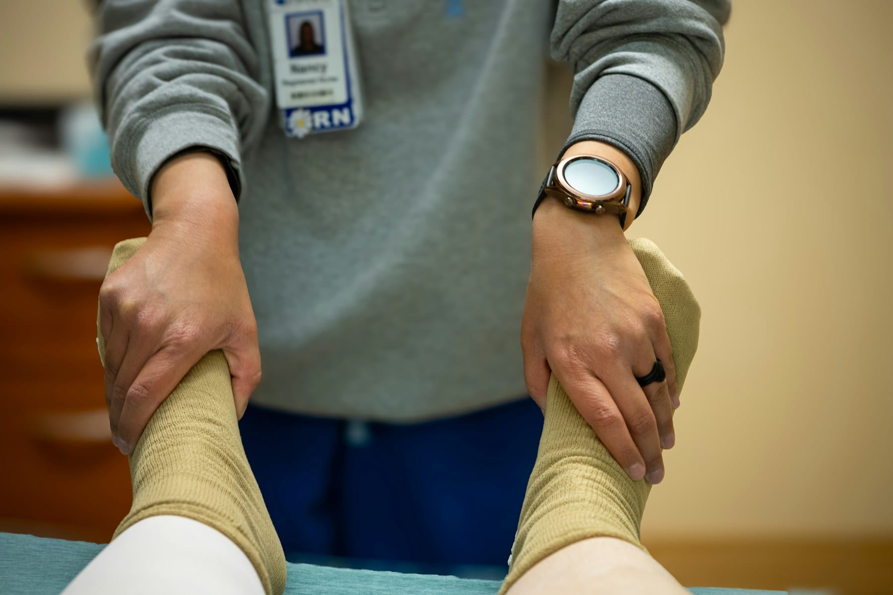 Vendaje de tobillo tras un esguince en consulta de fisioterapia