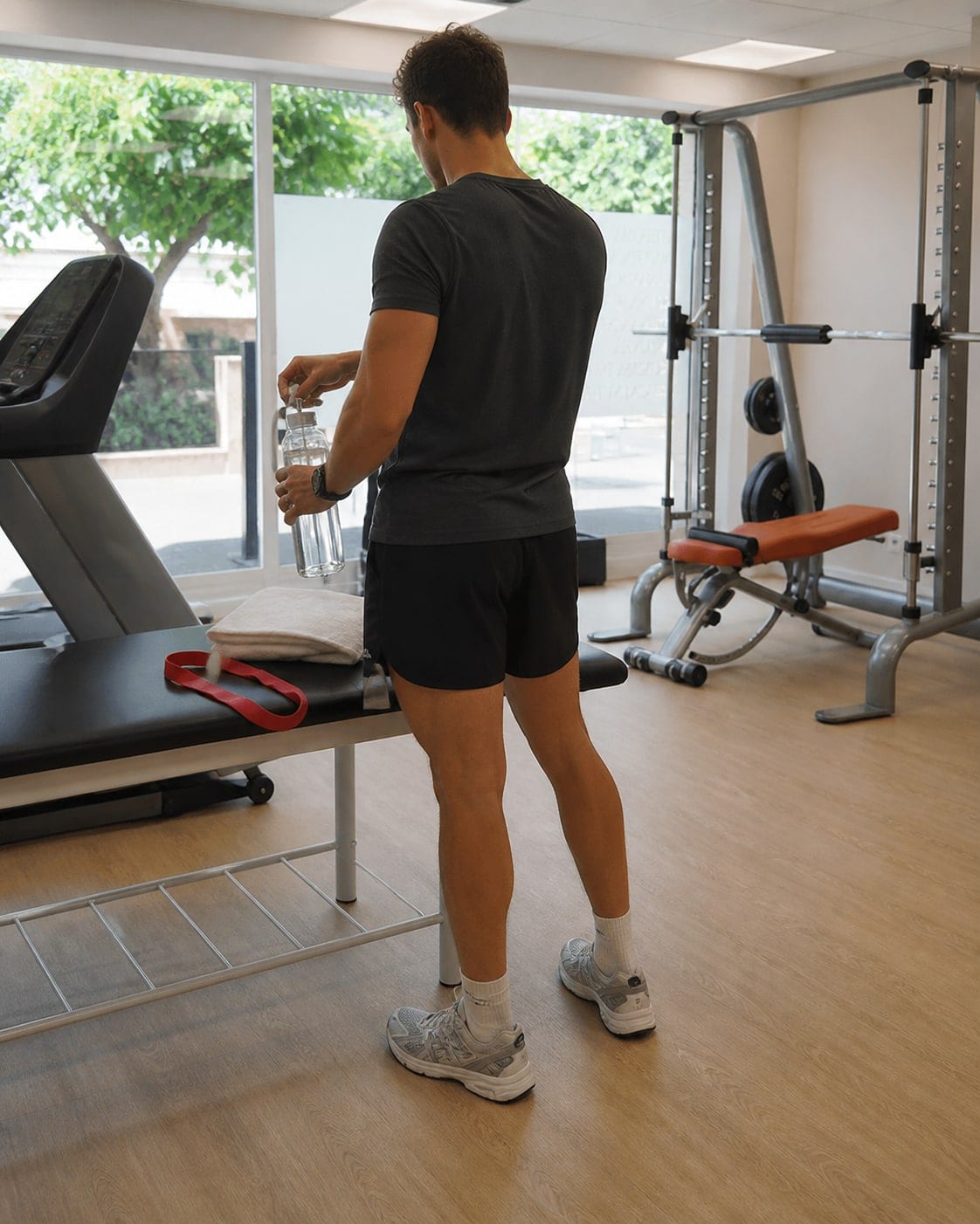 Deportista amateur hidratándose después de entrenar en el gimnasio de Riva Medic