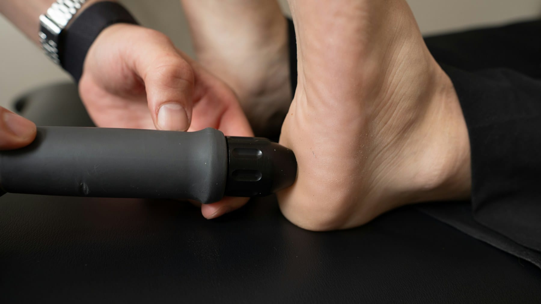 Persona con dolor en el talón por fascitis plantar