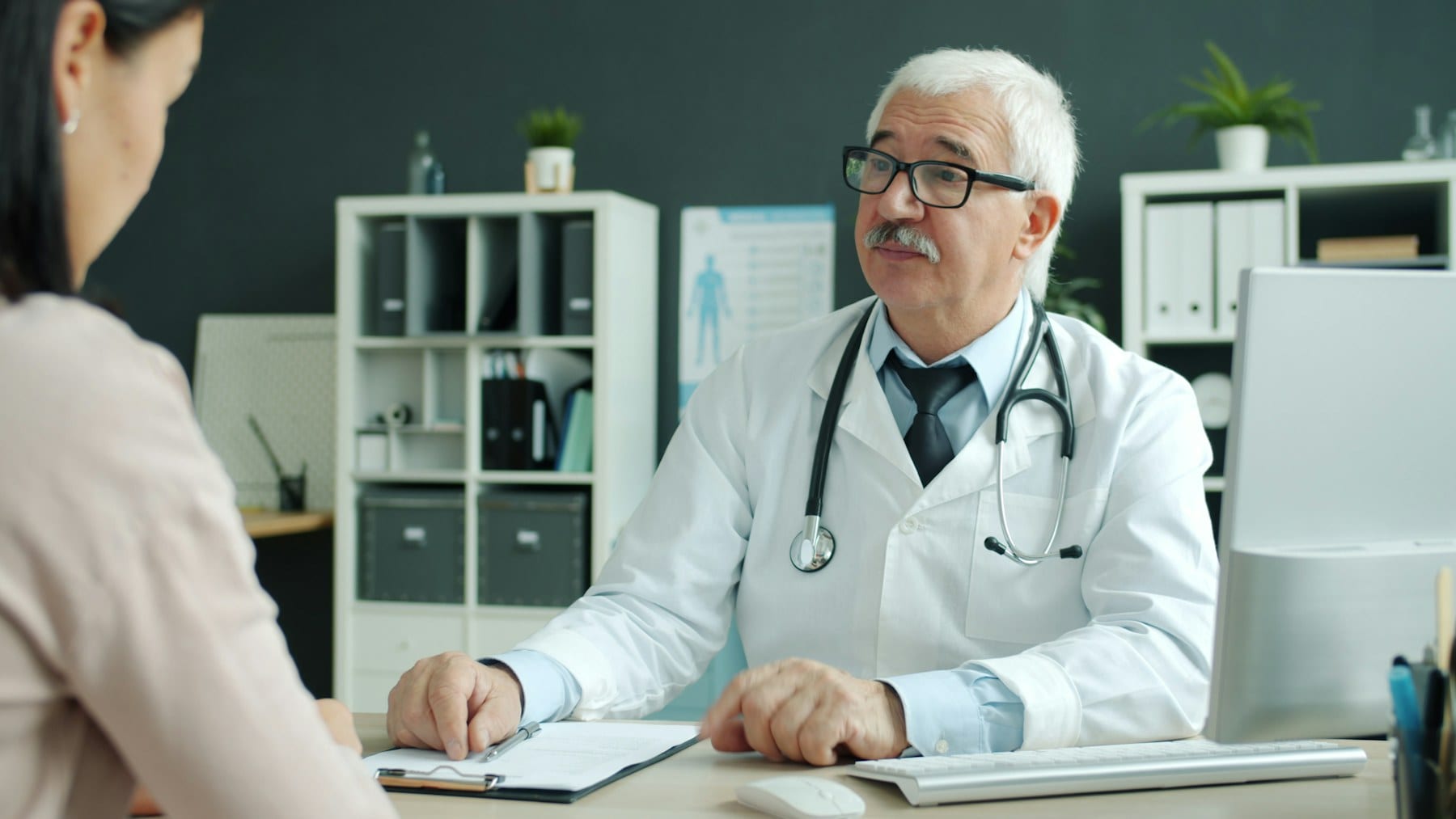 Médico explicando un plan de tratamiento a una paciente