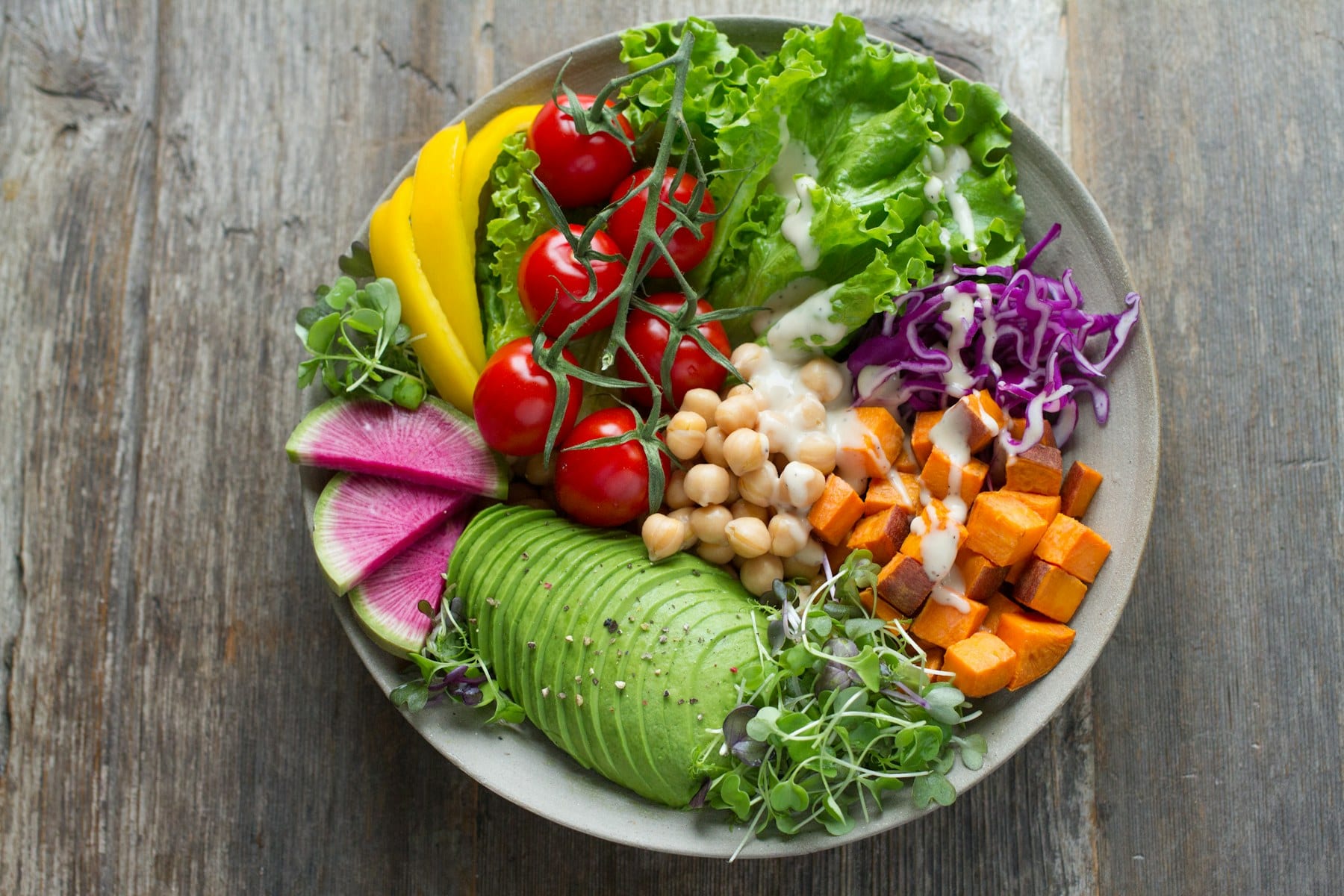 Alimentos frescos y variados sobre una superficie clara, representando alimentación equilibrada