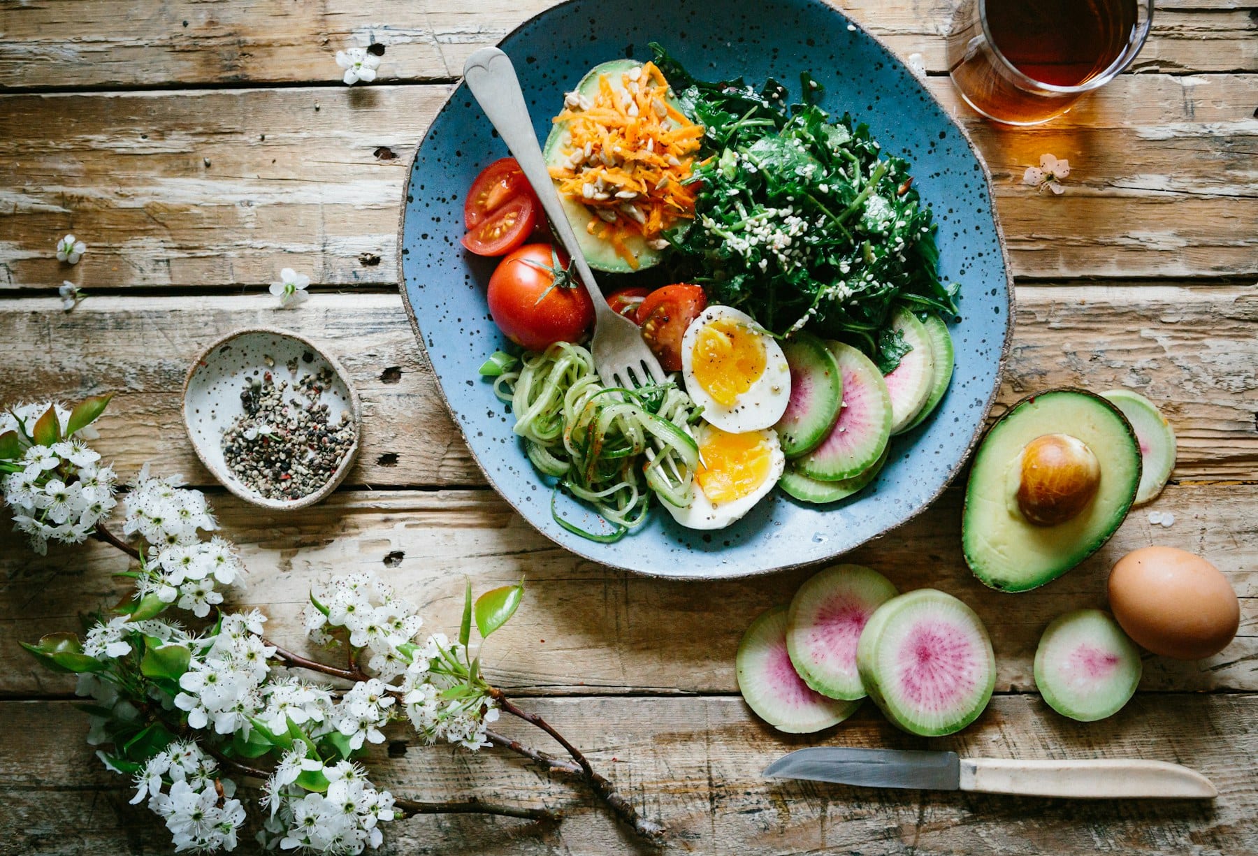 Alimentos frescos y saludables sobre tabla de madera, enfoque en nutrición y salud metabólica